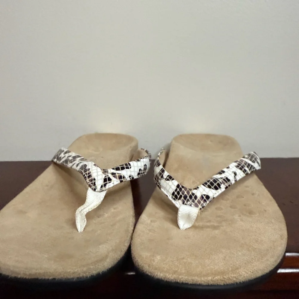 Vionic Tan and Black leopard Patterned Sandals in women’s size 9